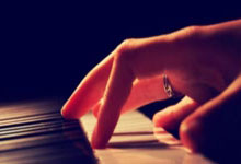 胜利之夜：西班牙队在比赛中展现出色表现